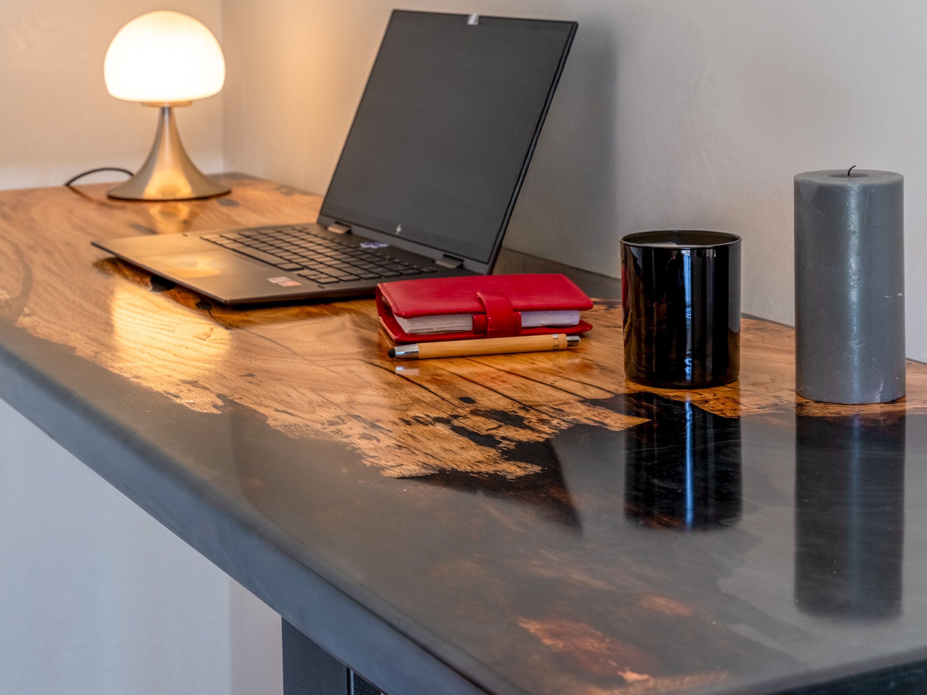 Table en résine époxy noir